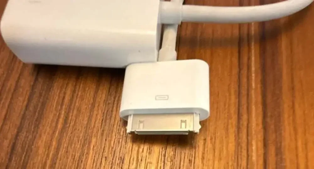 Apple 30-Pin to VGA Adapter, Model A1368 (2-Pack)